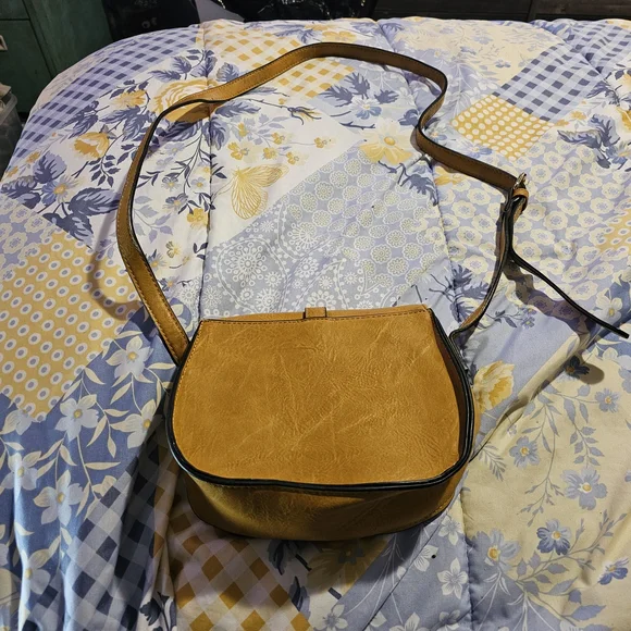 Elegant Tan Leather Crossbody Bag - Picture 2 of 9